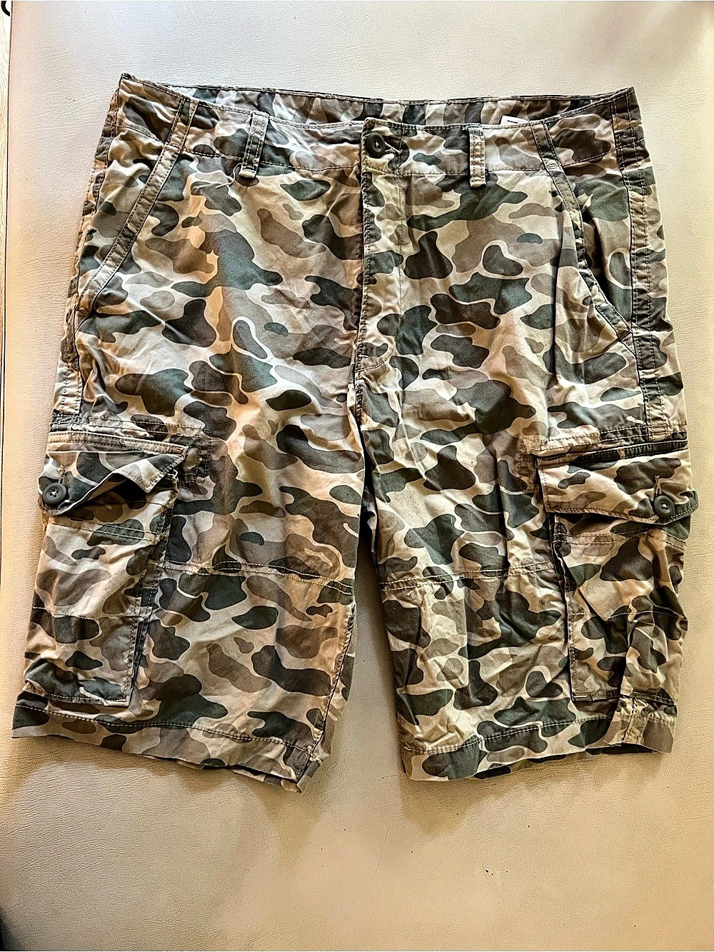Old Navy Camo Cargo Shorts Waist 36 - Picture 2 of 3